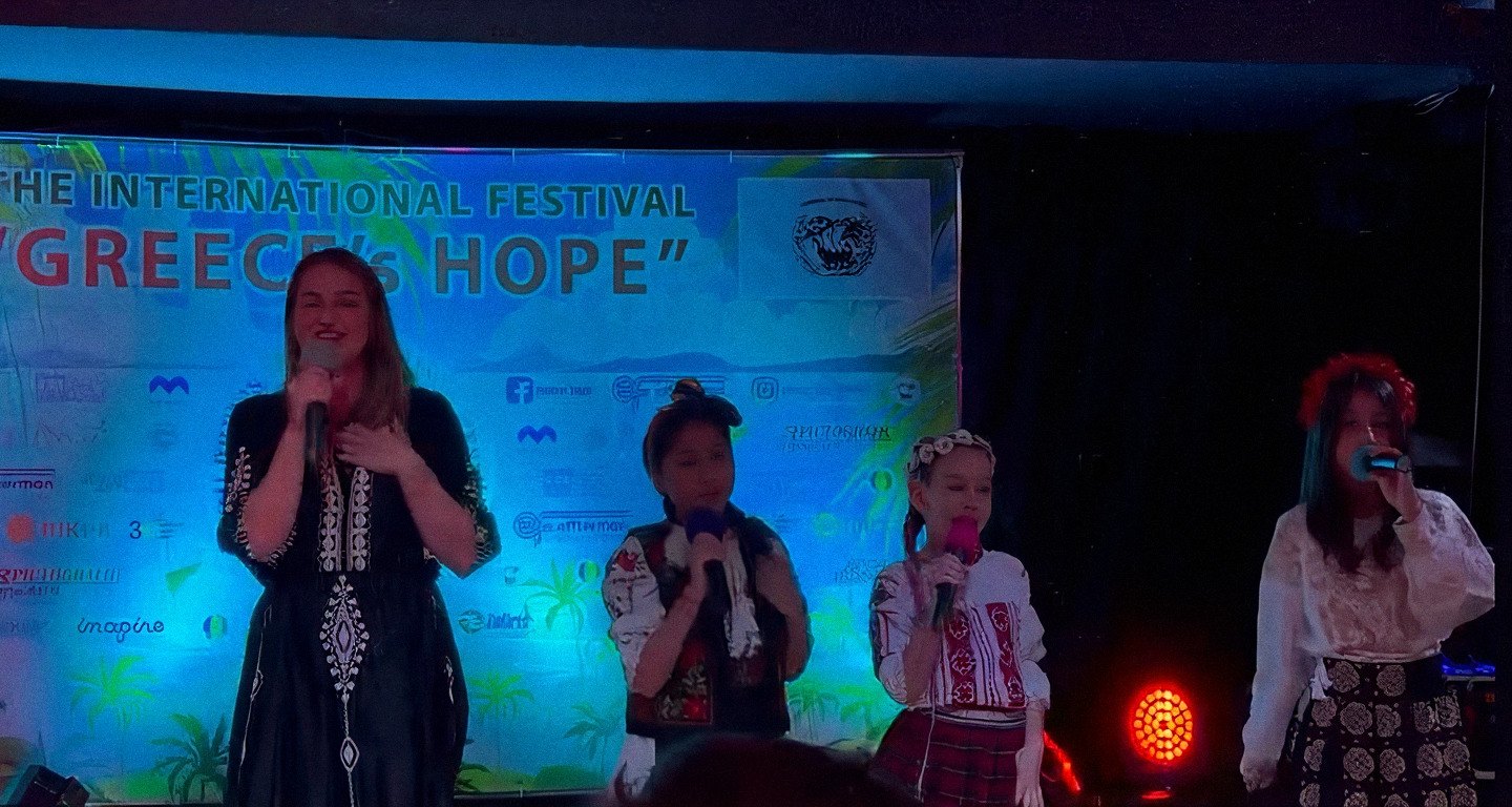 Fetele în costume populare, pe scena festivalului Greece’s Hope din Tolo